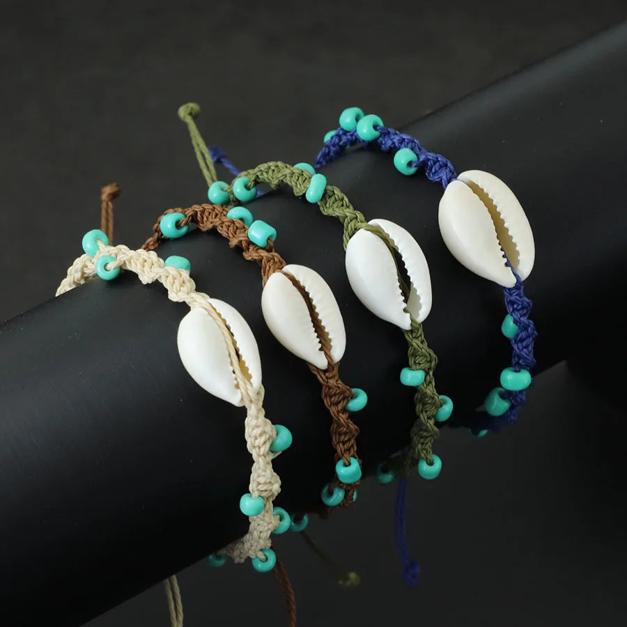 Boho Makramee-Armband – Verstellbar, 4mm Blau Howlite Perlen, Handgefertigtes Strand-Design mit Muscheln